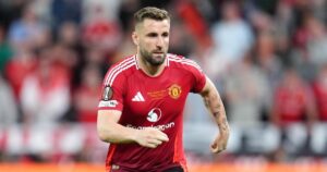 Hậu vệ Luke Shaw đã mở lòng về tình trạng nội bộ của Manchester United, đặc biệt là sau khi HLV Ruben Amorim nhậm chức tại Old Trafford. Trong buổi họp báo trong khuôn khổ chuyến du đấu tại Mỹ, Shaw đã mô tả bầu không khí tại CLB trong những năm qua là "cực kỳ tiêu cực" và có phần "độc hại". Bầu không khí ảm đạm tại MU trước khi HLV Ruben Amorim nhậm chức Shaw không ngần ngại bày tỏ cảm xúc về những biến chuyển tích cực kể từ khi Amorim lên nắm quyền. Theo anh, nhà cầm quân người Bồ Đào Nha đã mang đến một nguồn năng lượng tích cực mà đội bóng thiếu thốn trong thời gian dài: “Chúng tôi cần một môi trường lành mạnh, tích cực, đầy năng lượng và niềm vui. Khi có được điều đó, bạn sẽ cảm thấy tự do hơn và thể hiện tốt hơn trên sân cỏ.” Anh cũng nhấn mạnh rằng sự gắn kết giữa các cầu thủ trong đội đang được xây dựng từng ngày. Dù đang hồi phục sau chấn thương và không thi đấu trong phần lớn mùa giải 2024/25, Shaw vẫn theo dõi sát sao sự tiến bộ của Manchester United dưới sự dẫn dắt của Amorim. Anh đặc biệt nhấn mạnh cách làm việc nghiêm khắc của HLV trẻ tuổi này: “Ông ấy rất khắt khe. Không ai được phép ‘lười biếng’ hay làm việc riêng lẻ trong đội. Mỗi cầu thủ phải đặt lợi ích tập thể lên hàng đầu.” Shaw cho biết Amorim chọn cầu thủ phù hợp nhất cho đội bóng và điều này được toàn đội ủng hộ. Manchester United đang chuẩn bị cho trận giao hữu với Bournemouth tại Chicago. Sau chuyến du đấu này, "Quỷ đỏ" sẽ bắt đầu mùa giải Ngoại hạng Anh 2025/26 bằng trận đấu quan trọng với Arsenal tại Old Trafford vào ngày 17/8. Trận đấu này được kỳ vọng sẽ là một thử thách lớn cho những thay đổi mà Amorim đã mang lại cho đội bóng. Theo dõi Bongdaso để cập nhật thêm nhiều tin tức bóng đá hấp dẫn mỗi ngày!