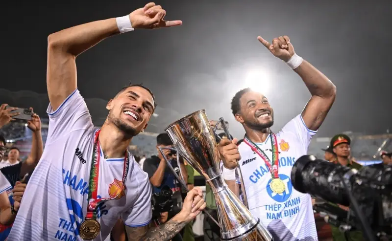 Hà Nội FC chờ Hendrio nhập tịch trước khi đăng ký thi đấu