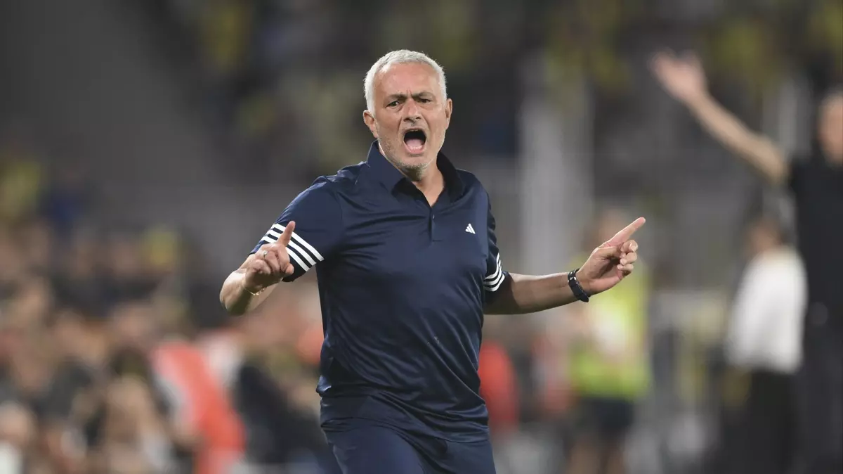 Khoảnh khắc ngỡ ngàng của Mourinho trong trận thắng ngược kịch tính