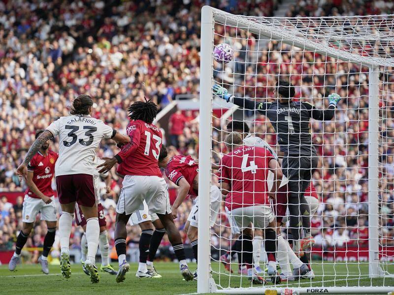 Neville – Rooney chỉ trích hàng thủ MU