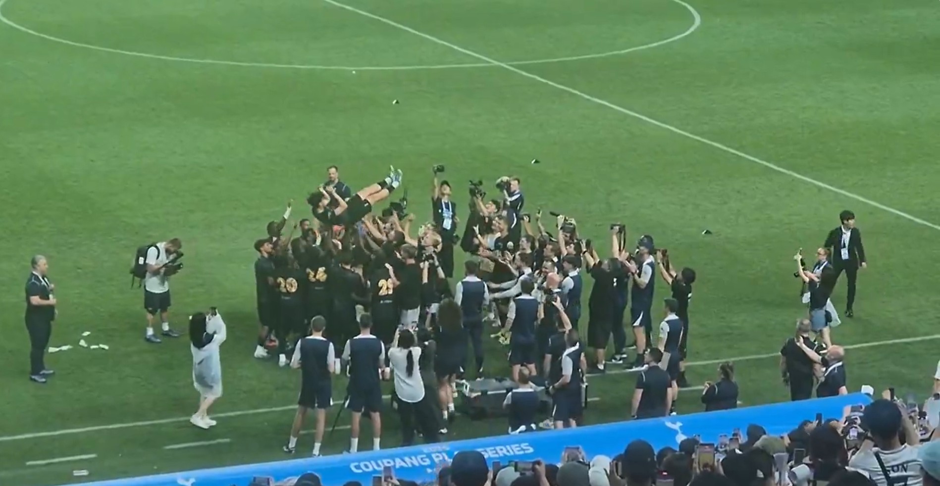 Son Heung-min khóc nấc trong trận cuối cho Tottenham