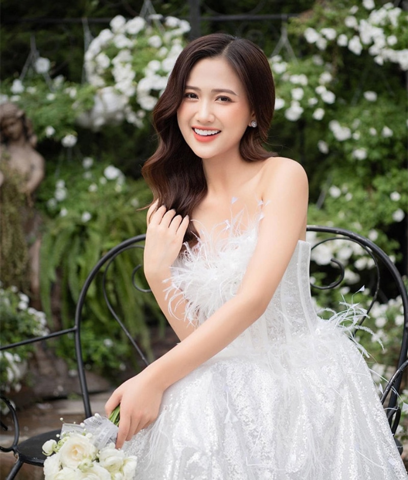 Hoa khôi Bùi Thu Hương công khai tình cảm với tiền vệ Trần Minh Vương