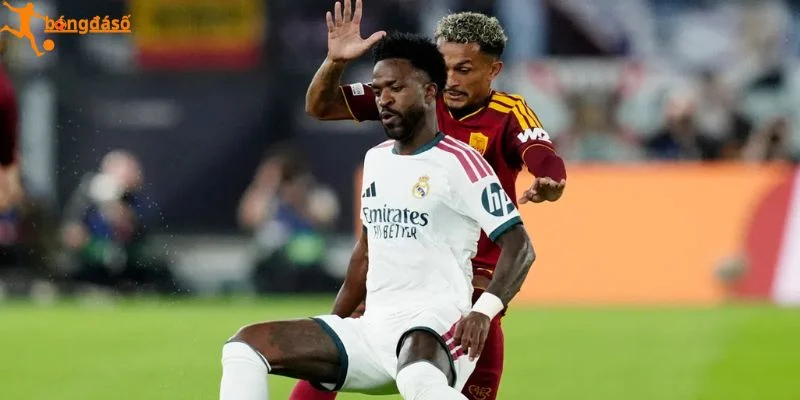 Vinicius nhận thẻ đỏ ở trận đấu với Villarreal
